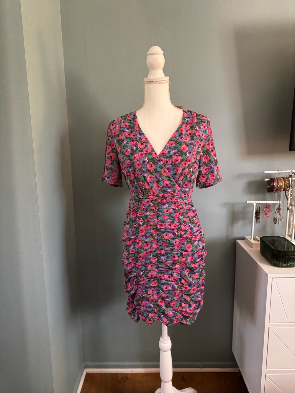 VERNACULAR NWT Pink Floral Ruched V-Neck MINI Dress